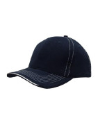 Czapka w kolorze granatowym z białymi dodatkami